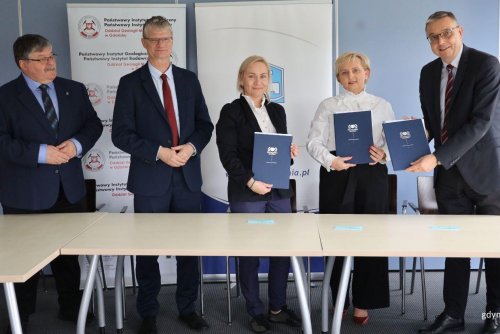 Podpisanie listu intencyjnego. Na zdjęciu (od lewej): wiceprezes PEWIK Gdynia Wiesław Kujawski, wiceprezydent Gdyni Rafał Geremek, zastępca dyrektora Oddziału Geologii Morza Państwowego Instytutu Geologicznego-Państwowego Instytutu Badawczego  dr Ewa Tarnowska,  prorektor PG ds. rozwoju prof. Justyna Kucińska-Lipka oraz prezes PEWiK Gdynia Jacek Kieloch (fot. Magdalena Starnawska)