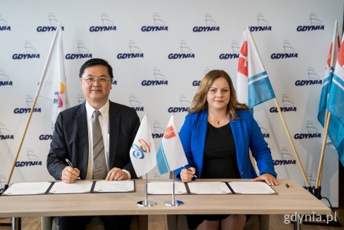 Umowę o partnerstwie podpisali prezydent Gdyni Aleksandra Kosiorek i  wiceprezydent Kaohsiung Lo Ta-Sheng (fot. Paweł Budziński)