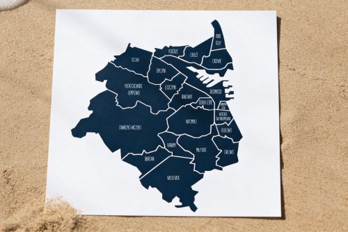 Mapa z konturami gdyńskich dzielnic leżąca na plaży (fot. mat. prasowe)