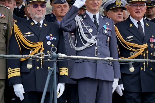 Od lewej: wiceadm. Piotr Nieć – nowy dowódca Centrum Operacji Morskich – Dowódca Komponentu Morskiego, gen. dyw. pil. Ireneusz Nowak – dowódca operacyjny rodzajów sił zbrojnych i wiceadm. Krzysztof Jaworski – nowy zastępca dowódcy generalnego rodzajów sił zbrojnych podczas uroczystości przekazania obowiązków dowódcy COM - DKM (fot. Magdalena Czernek)  