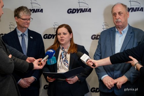 Samorząd wspólnie ze związkami zawodowymi będzie pracował nad połączeniem gdyńskich spółek transportowych. Na zdjęciu od lewej: Rafał Geremek, wiceprezydent Gdyni, Aleksandra Kosiorek, prezydent Gdyni oraz Stanisław Taube, przewodniczący Związku Zawodowego Pracowników Komunikacji Miejskiej w Gdyni. (fot. Sławomir Okoń)