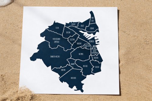 Mapa z konturami gdyńskich dzielnic leżąca na plaży (fot. mat. prasowe)