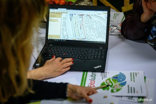 Na zdjęciu jedno z działań w ramach miejskiej kampanii „Ciepłolubni”, czyli otwarte spotkania z mieszkańcami chcącymi przyłączyć się do miejskiej sieci ciepłowniczej (fot. Dawid Linkowski / archiwalne)