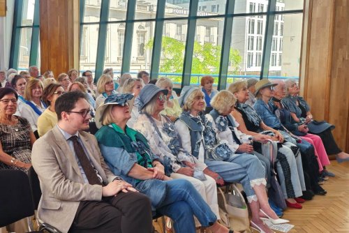 Seniorzy i goście obecni na zakończeniu roku akademickiego 2025/2026 Gdyńskiego Uniwersytetu Trzeciego Wieku (fot. Małgorzata Kełpin)