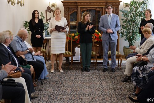 Podczas uroczystości w czerwcu medale, w imieniu prezydenta RP wręczali: doradca prezydenta RP Marek Dudziński  i wiceprezydentka Gdyni, Oktawia Gorzeńska, w asyście  Agaty Lipińskiej, zastępca kierownika Urzędu Stanu Cywilnego w Gdyni (fot. Adrianna Jaskółka).   