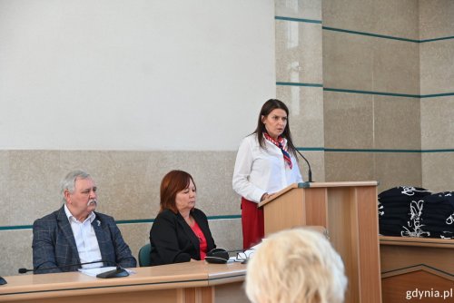 Mariola Śrubarczyk-Cichowska, wiceprzewodnicząca Rady Miasta Gdyni, która w imieniu Prezydent Aleksandry Kosiorek przekazała ławnikom serdeczne podziękowania za ich służbę. Na zdjęciu również Katarzyna Leszczyńska, przewodnicząca Rady Ławniczej Sądu Rejonowego w Gdyni oraz Krzysztof Bartochowski, przedstawiciel Stowarzyszenia Ławników Polskich (fot. Zofia Marczak)