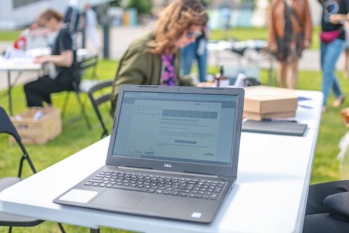 Głosowanie w BO2026 odbywać się będzie online, ale we wszystkich dzielnicach Gdyni będzie można spotkać tzw. lotne brygady, które w razie potrzeby wytłumaczą zasady i pomogą zagłosować. Szczegóły na www.bo.gdynia.pl (fot. archiwum LIS)