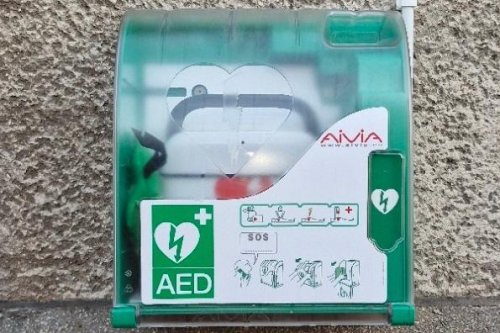 Nowy Defibrylator AED na zewnętrznej ścianie budynku siedziby MSPR (fot. MSPR Gdynia)