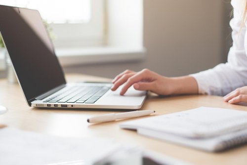 Placówki oświatowe są zobligowane do założenia i obsługi konta w Centralnym Rejestrze Umów Jednostek Sektora Finansów Publicznych (fot. pixabay)