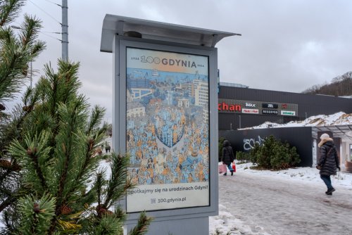 Urodzinowy plakat autorstwa Jana Rutki w przestrzeni miasta (fot. Michał Sałata)