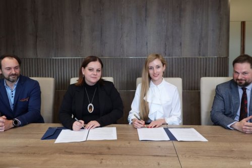 Na zdjęciu (od lewej): zastępca naczelnika w Gdyńskim Centrum Kontaktu Michał Kowalski, prezydent Gdyni Aleksandra Kosiorek, radca prawna Aquapark Reda Aleksandra Połczyńska, pełnomocnik zarządu Aquapark Reda Łukasz Tamkum (fot. Magdalena Starnawska)