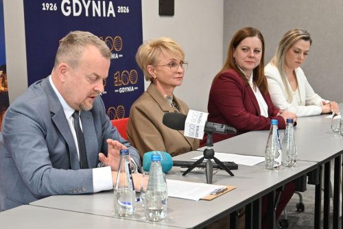 Na zdjęciu (od lewej): prezydent Sosnowca i wiceprezes Związku Miast Polskich Arkadiusz Chęciński, prezydent Kołobrzegu i sekretarz Związku Miast Polskich Anna Mieczkowska, prezydent Gdyni Aleksandra Kosiorek, burmistrz Hrubieszowa Marta Majewska (fot. Magdalena Starnawska)