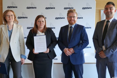 Na zdjęciu (od lewej): kierowniczka projektu HIVE AI Agnieszka Karlińska, prezydent Gdyni Aleksandra Kosiorek, sekretarz stanu w Ministerstwie Cyfryzacji Dariusz Standerski, dyrektor Gdyńskiego Centrum Informatyki Piotr Wiśniewski (fot. Magdalena Starnawska)