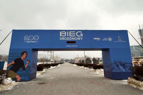 Brama Biegu Urodzinowego z Portem Gdynia będzie miejscem początku i zwieńczenia biegowych zmagań (fot. Gdyńskie Centrum Sportu)