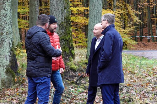 Na miejscu wiceprezydent Gdyni, Rafał Geremek, dyrektor zarządzający ds. inwestycji Urzędu Miasta Gdyni Tomasz Gałązka, prezes Eko Doliny Damian Kleina oraz przedstawiciel Rady Sołectwa Łężyce Jacek Czajkowski, rozmawiali o najlepszym rozwiązaniu dla zwiększenia bezpieczeństwa na skrzyżowaniu (fot. Michała Sałata)