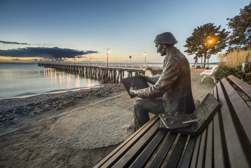 Rzeźba przedstawiająca Antoniego Suchanka siedzącego na ławce