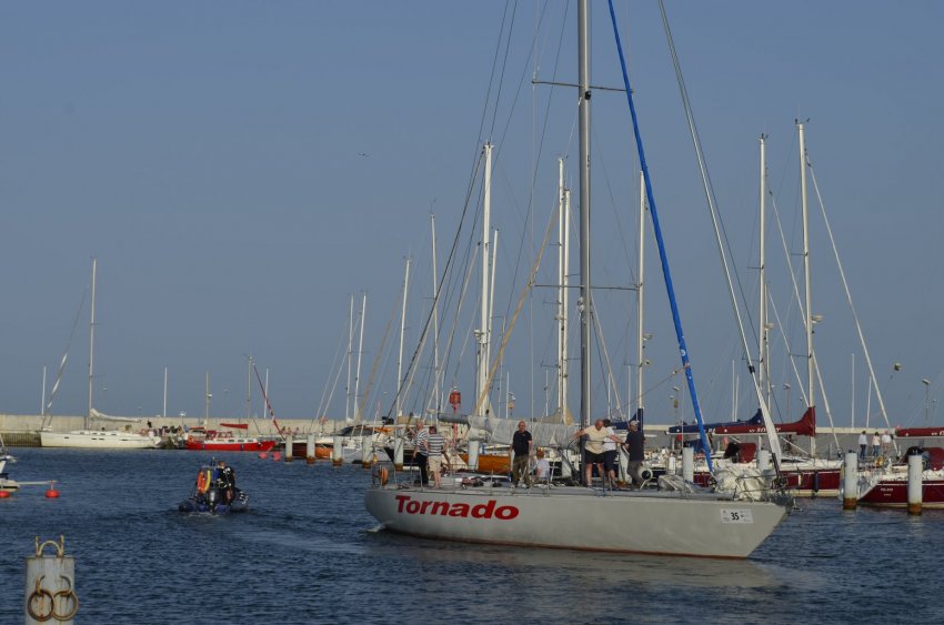 Jacht Klub Marynarki Wojennej Kotwica, wypływający z mariny jacht