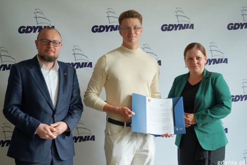 Na zdjęciu (od lewej): dyrektor zarządzający ds. kultury i aktywności mieszkańców Mariusz Bzdęga, wyróżniony golfista Maksymilian Biały, prezydent Gdyni Aleksandra Kosiorek (fot. Magdalena Starnawska)