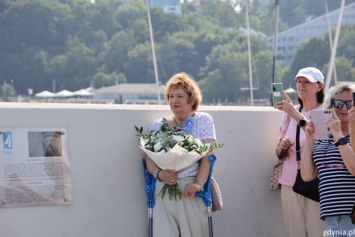 Obok tablicy ku pamięci kpt. Jana Pinkiewicza stoi jego córka Jarmiła Ulatowska (fot. Magda Śliżewska)