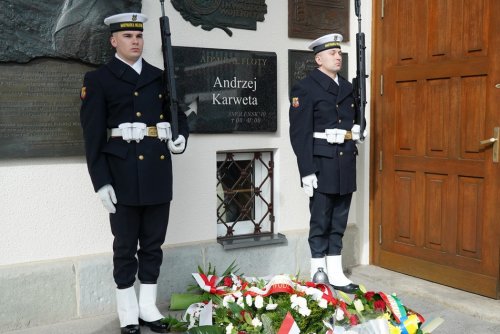 Posterunek honorowy pod tablicą upamiętniającą ofiary katastrofy smoleńskiej, rok 2025 (fot. Magdalena Śliżewska)