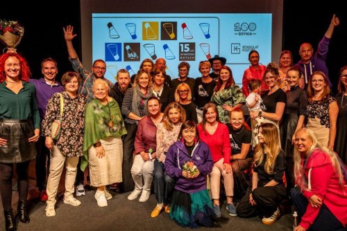 Pamiątkowe zdjęcie i wspólna zabawa na 15-lecie istnienia grupy W Kaczych Butach w Konsulacie Kultury w Gdyni (fot. Sebastian Mul)