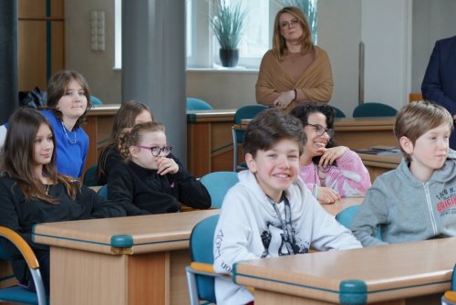 Uczennice i uczniowie w sali obrad Rady Miasta (fot. Magdalena Starnawska)