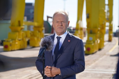 Premier Donald Tusk spotkał się z gdyńskimi stoczniowcami. (fot. Łukasz Kamasz)