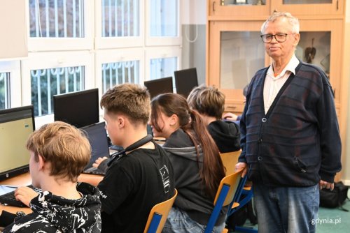 Profesor Ryszard Szubartowski podczas lekcji informatyki w III LO (fot. Magdalena Starnawska)