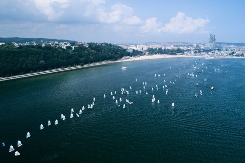 łodzie na wodzie widok z lotu ptaka w kierunku sea towers
