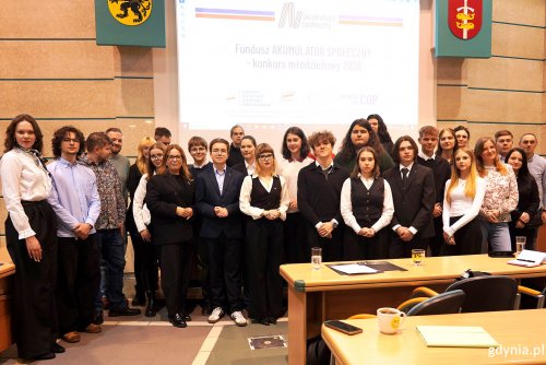 Za nami IV sesja Młodzieżowej Rady Miasta Gdyni. Zdjęcie grupowe młodych radnych i zaproszonych gości (fot. Karolina Szypelt)