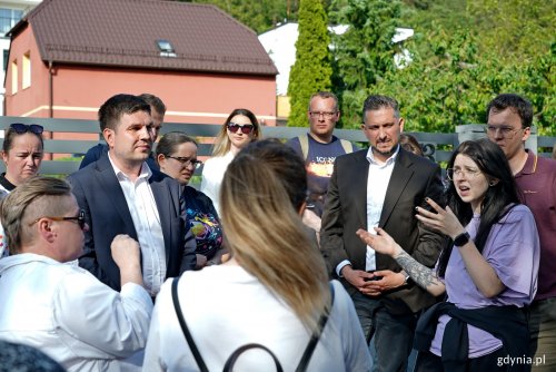 Wizja terenowa w ramach konsultacji ws. terenu po dawnym domu dziecka, w której wzięli udział m.in. wiceprezydent Maciej Zielonka, Maciej Kochanowski - dyrektor Laboratorium Innowacji Społecznych oraz radni miasta i dzielnicy oraz mieszkańcy (fot. Magdalena Czernek)