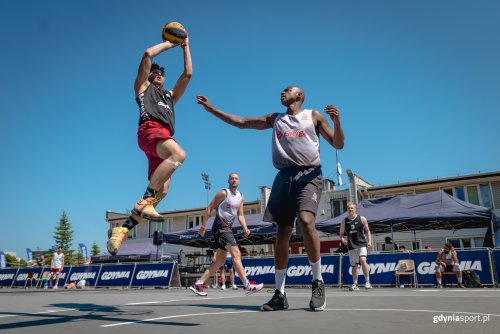 Zawodnicy grający w turnieju koszykówki 3x3 Gdynia (fot. gdyniasport.pl)