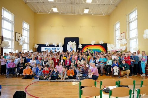 Wspólne zdjęcie uczestników uroczystości z okazji Światowego Dnia Świadomości Autyzmu w Zespole Szkół Specjalnych nr 17 (fot. Magdalena Czernek)