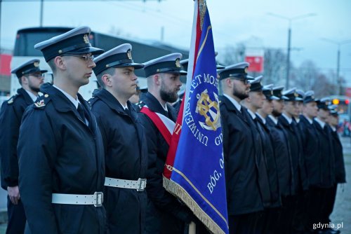 Kompania Reprezentacyjna Uniwersytetu Morskiego i poczet sztandarowy podczas apelu pamięci z okazji święta Uniwersytetu Morskiego (fot. Magdalena Czernek)