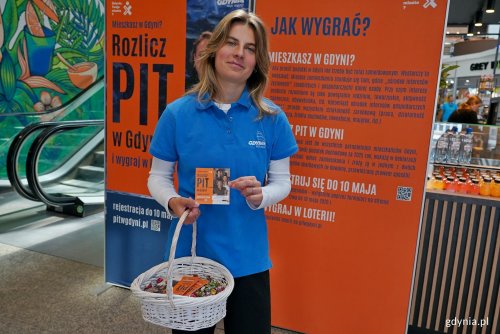 Konsultantka przy stoisku informacyjnym loterii „Rozlicz PIT w Gdyni” w Centrum Handlowym Batory (fot. Magdalena Czernek)