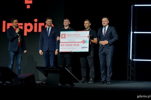 Wiceprezydent Gdyni Tomasz Augustyniak, Piotr Grzelak – zastępca prezydent Gdańska ds. zrównoważonego rozwoju i gospodarki i Grzegorz Borowski – współzałożyciel i prezes zarządu Infoshare wraz z założycielami Subsee – Arturem Słobodą i Pawłem Kwiatkowskim, laureatami drugiego miejsca w konkursie dla pomorskich start-upów na Infoshare (fot. Magdalena Czernek)