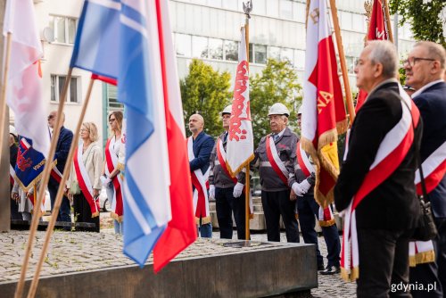 Uroczystości pod pomnikiem Ofiar Grudnia 1970 roku na placu Wolnej Polski (fot. Karol Stańczak)