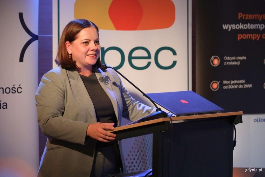Prezydent Gdyni Aleksandra Kosiorek podczas konferencji &bdquo;Chł&oacute;d, kt&oacute;ry nie marnuje ciepła" w Pomorskim Parku Naukowo-Technologicznym (fot. Magdalena Starnawska)