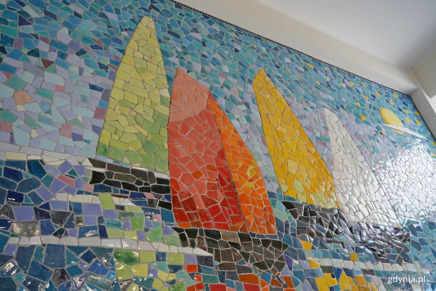 Fragment mozaiki stworzonej z okazji stulecia Gdyni na jednej ze ścian Specjalistycznej Przychodni Lekarskiej &bdquo;Śr&oacute;dmieście&rdquo;