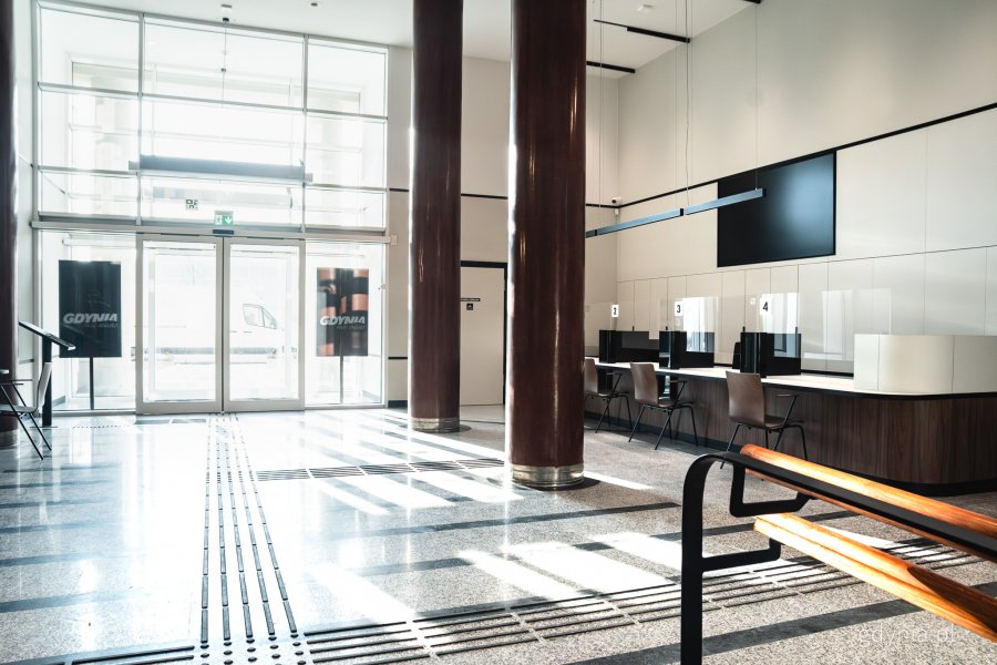 Sala Obsługi Mieszkańc&oacute;w w Urzędzie Miasta Gdyni po remoncie (fot. Kamil Złoch)