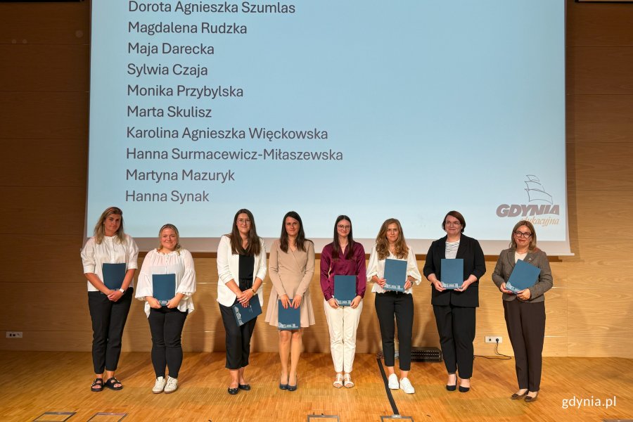 Osoby na scenie pozujace po wręczeniu nominacji