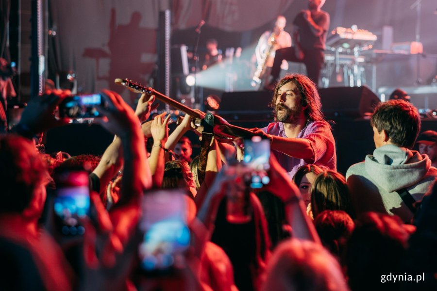 Grupa Idles podczas koncertu na Tent Stage 