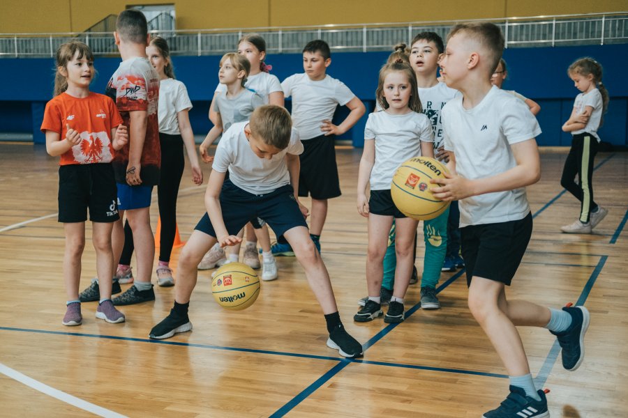 Zajęcia z koszykówki na sali gminastycznej