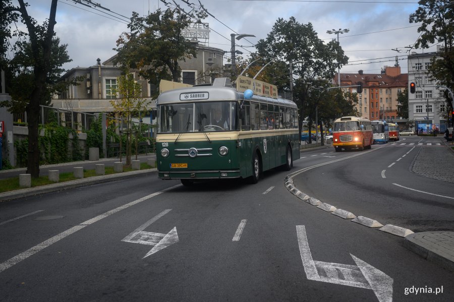 Parada autobusów i trolejbusów // fot. Dawid Linkowski