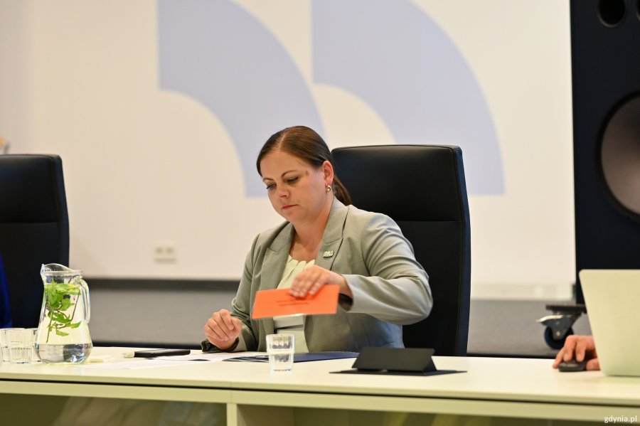 Przy stole Aleksandra Kosiorek, prezydent Gdyni 