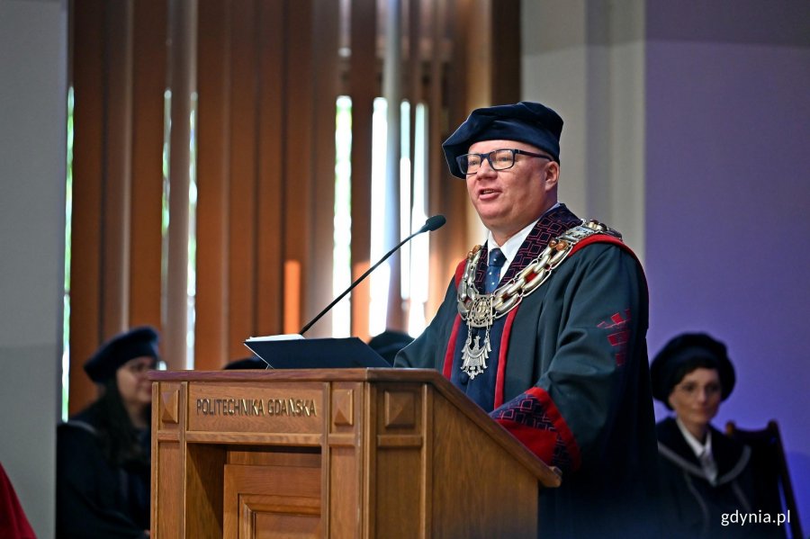 prof. dr hab. inż. Krzysztof Wilde &ndash; rektor Politechniki Gdańskiej przemawiający podczas inauguracji roku akademickiego na uczelni
