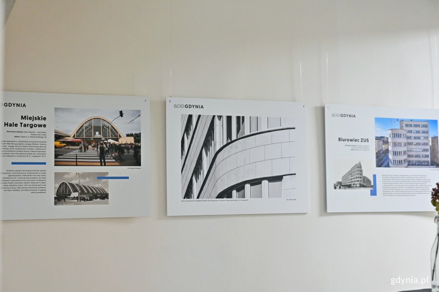 Plansze będące elementami wystawy &bdquo;Gdynia Miasto Modernizmu&rdquo; prezentowanej w Galerii Ratusz na pierwszym piętrze gł&oacute;wnego budynku Urzędu Miasta Gdyni 