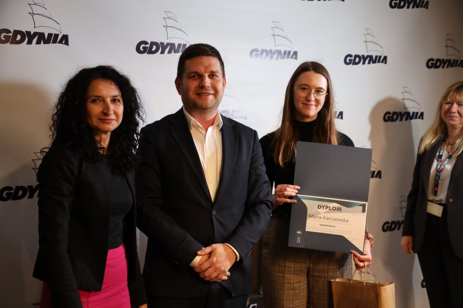 Wiceprezydent Gdyni Maciej Zielonka wręcza wyróżnienia i pamiątki laureatom