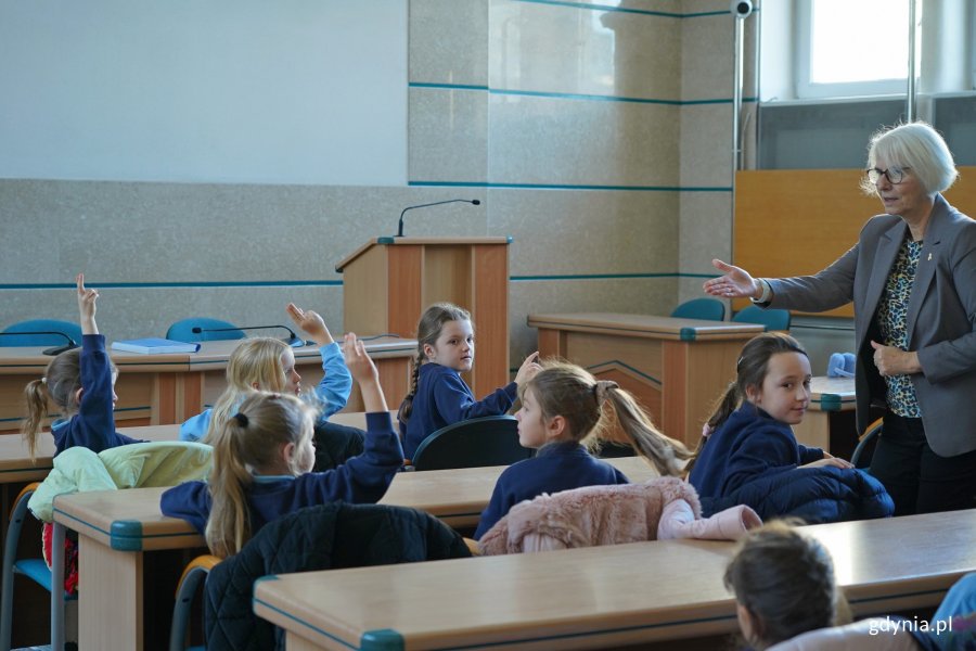 Radna miasta Joanna Zielińska podczas spotkania w uczniami Szkoły Podstawowej nr 40 w Gdyni w sali obrad Rady Miasta Gdyni