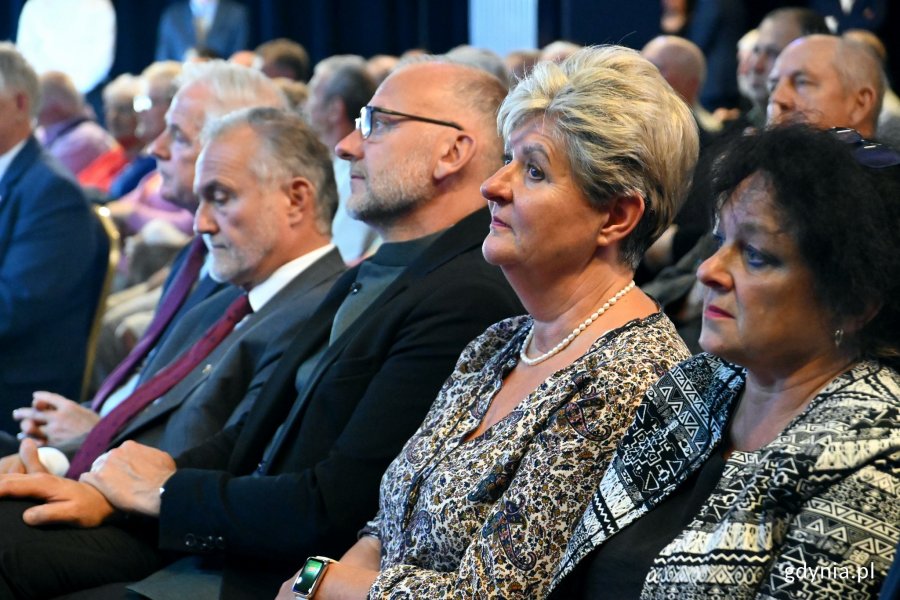 Od prawej: Dorota Płotka i Elżbieta Raczyńska - radne Gdyni, wiceprezydent Michał Guć, prezydent Gdyni Wojciech Szczurek i senator Sławomir Rybicki podczas uroczystości w sali koncertowej Zarządu Morskiego Portu Gdynia// fot. Magdalena Czernek